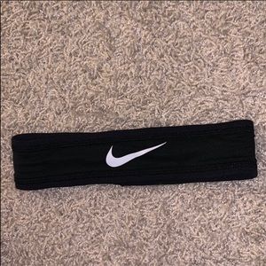 4 Nike headbands. Skinny ones have grip on inside
